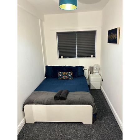 Enjoy A Spacious Lounge With A Cozy Sofa Bed And A Private Ensuite Bedroom Wednesbury Exterior foto